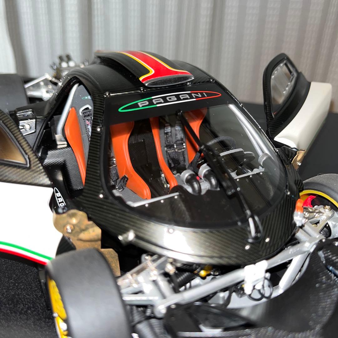 【絶版】オートアート，1/18パガーニゾンダ ホワイト（イタリアンストライプ）