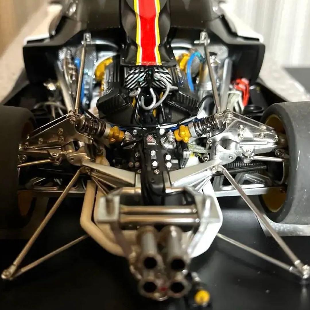 【絶版】オートアート，1/18パガーニゾンダ ホワイト（イタリアンストライプ）