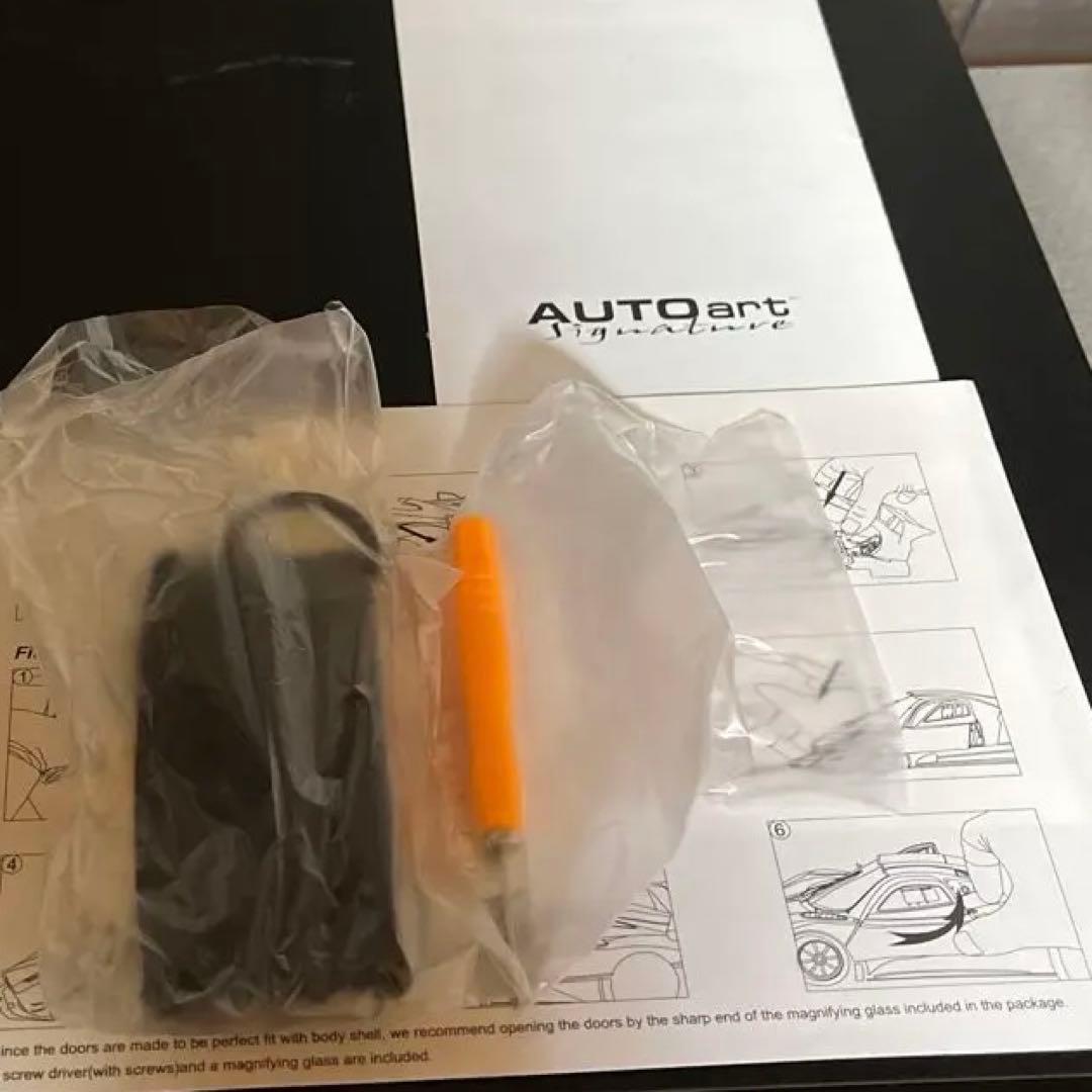 【絶版】オートアート，1/18パガーニゾンダ ホワイト（イタリアンストライプ）