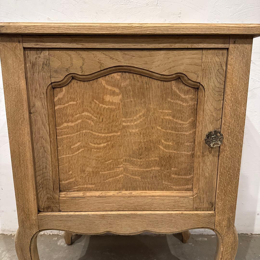 ヴィンテージ　木製サイドテーブル　扉収納付き　剥離