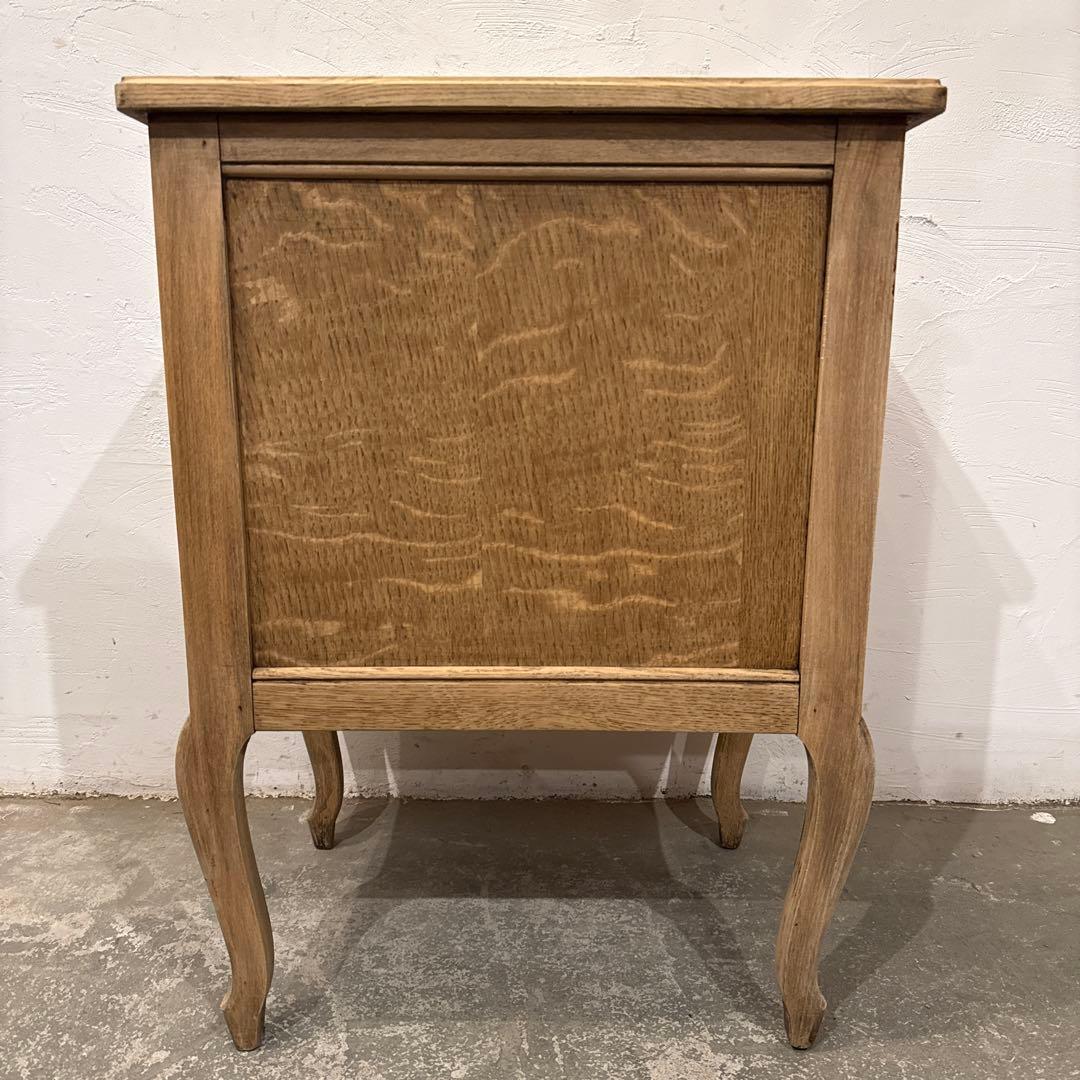 ヴィンテージ　木製サイドテーブル　扉収納付き　剥離