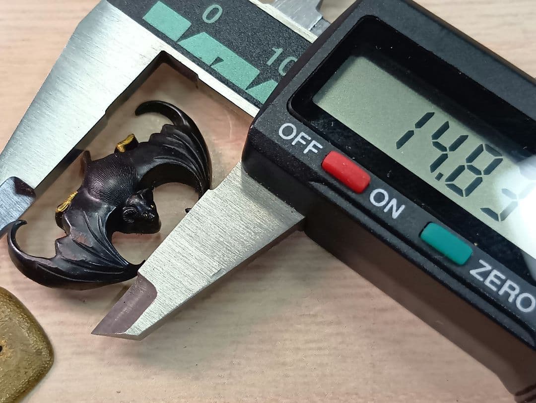 煙草入れ／蝙蝠前金具／在銘あり