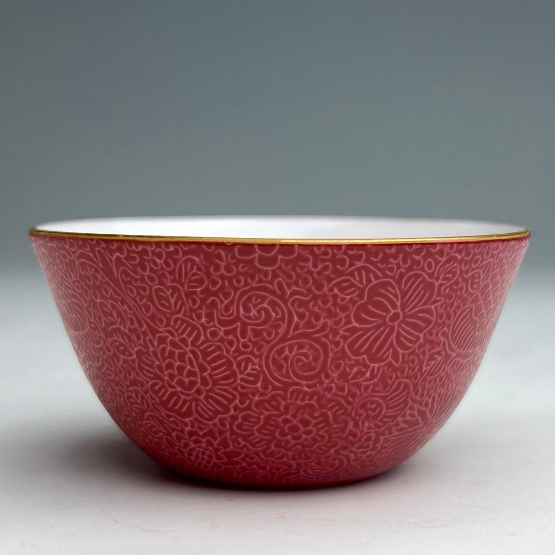 胭脂紅地陰刻唐草紋杯 乾隆年製 款 擺件中国美術 唐物骨董 時代物 A836