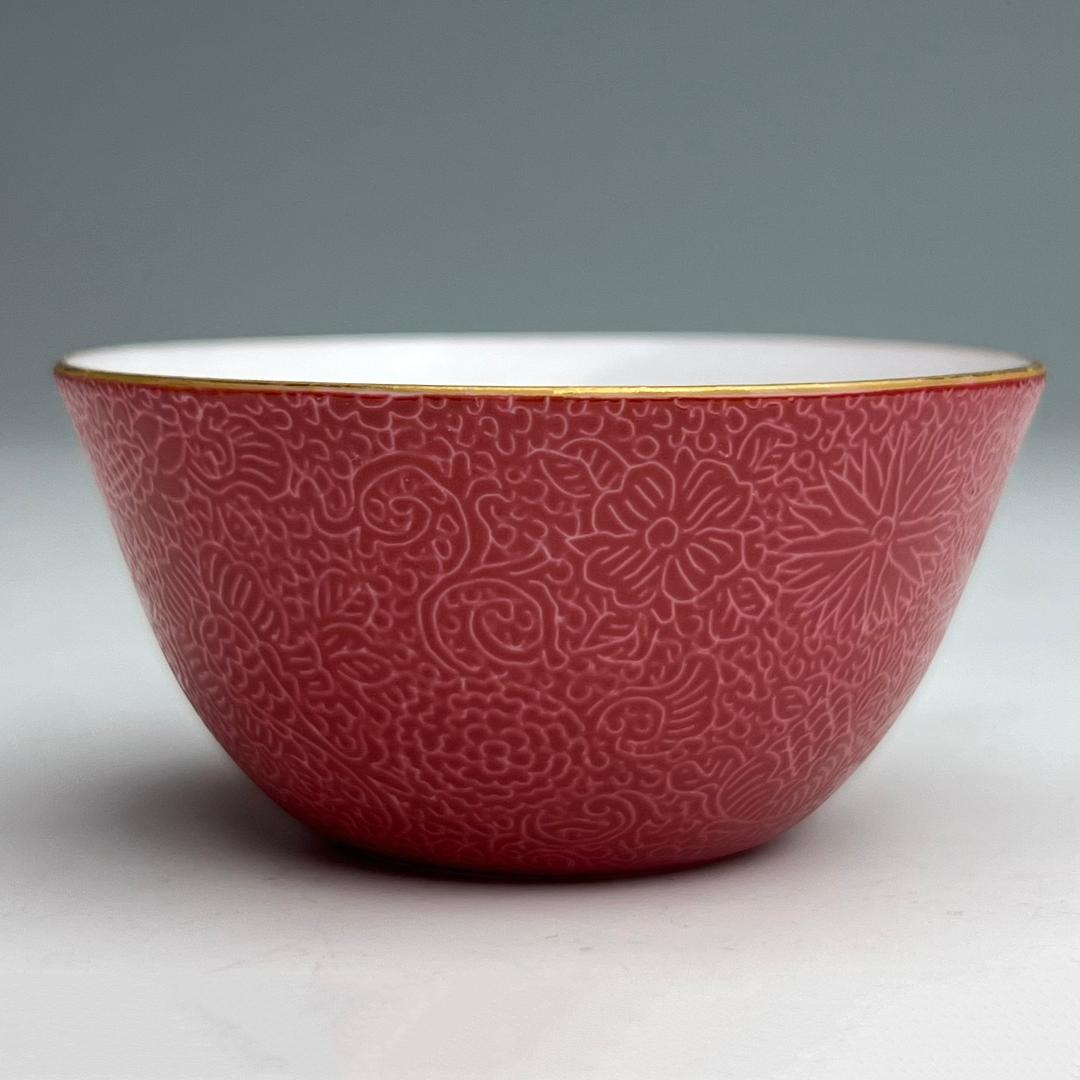 胭脂紅地陰刻唐草紋杯 乾隆年製 款 擺件中国美術 唐物骨董 時代物 A836