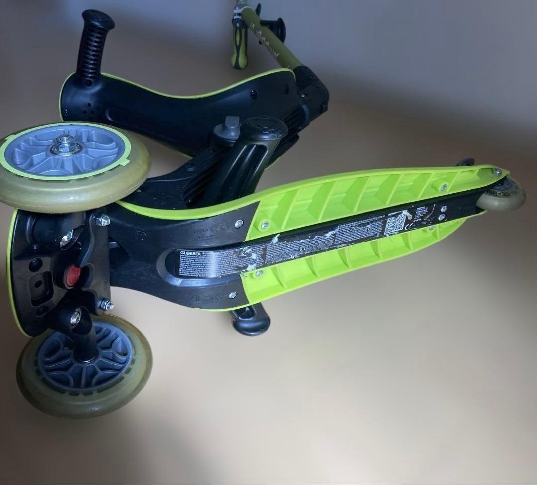 GLOBBER 調整可能な三輪車 イエローグリーン