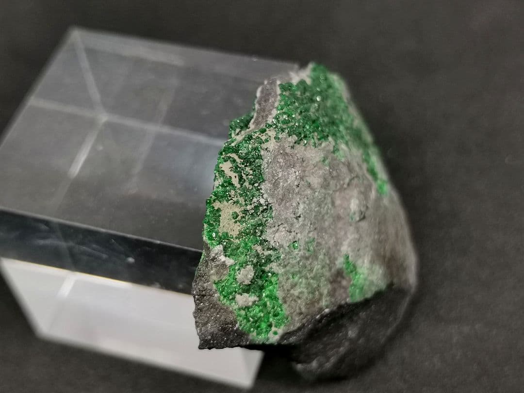 ウバロバイトガーネット　ロシア