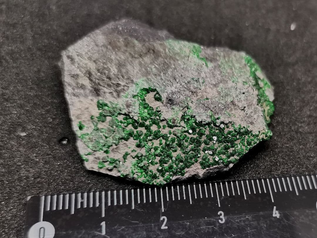 ウバロバイトガーネット　ロシア