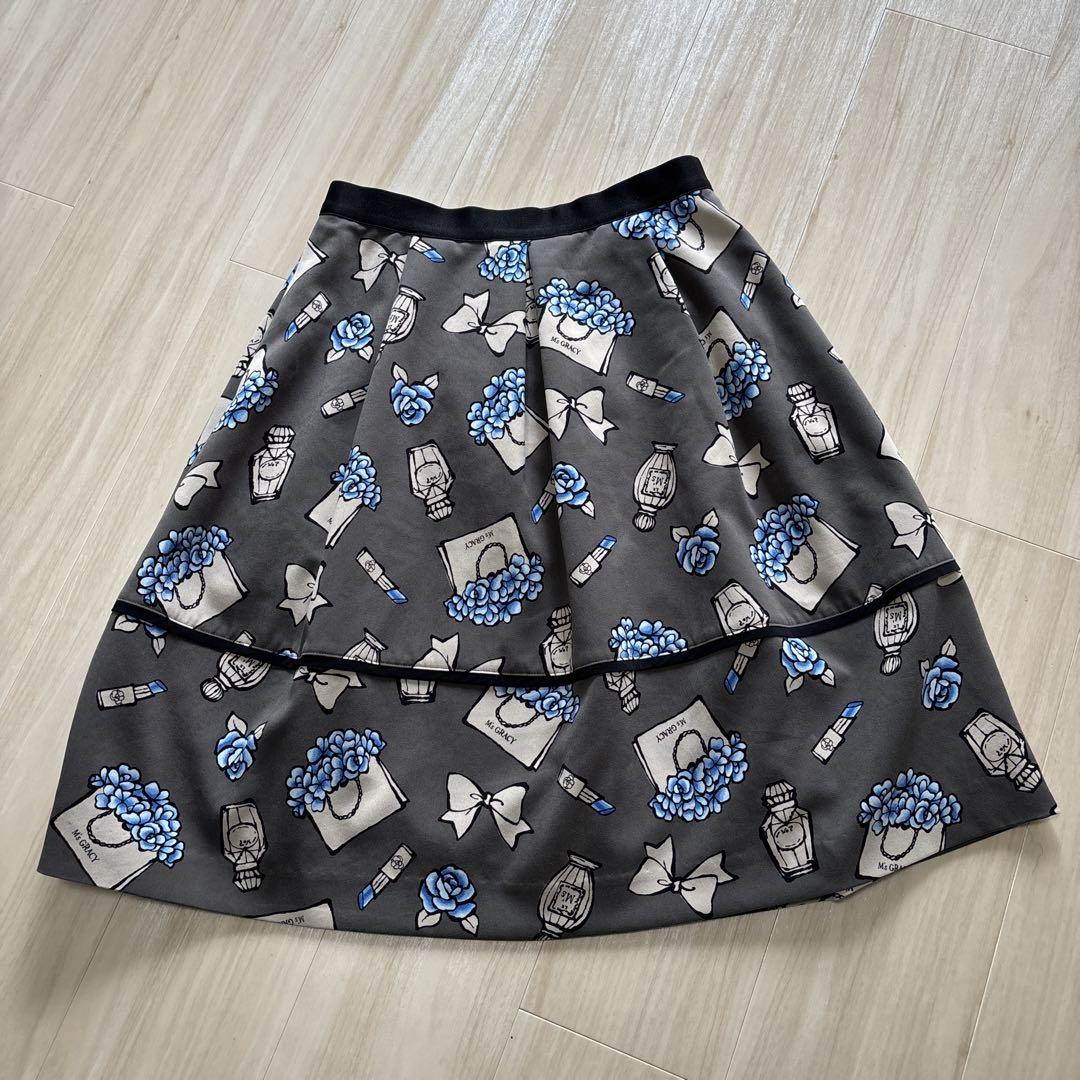 M’S GRACYエムズグレイシー　フレアスカート 青い花と香水　リップ　ロゴ