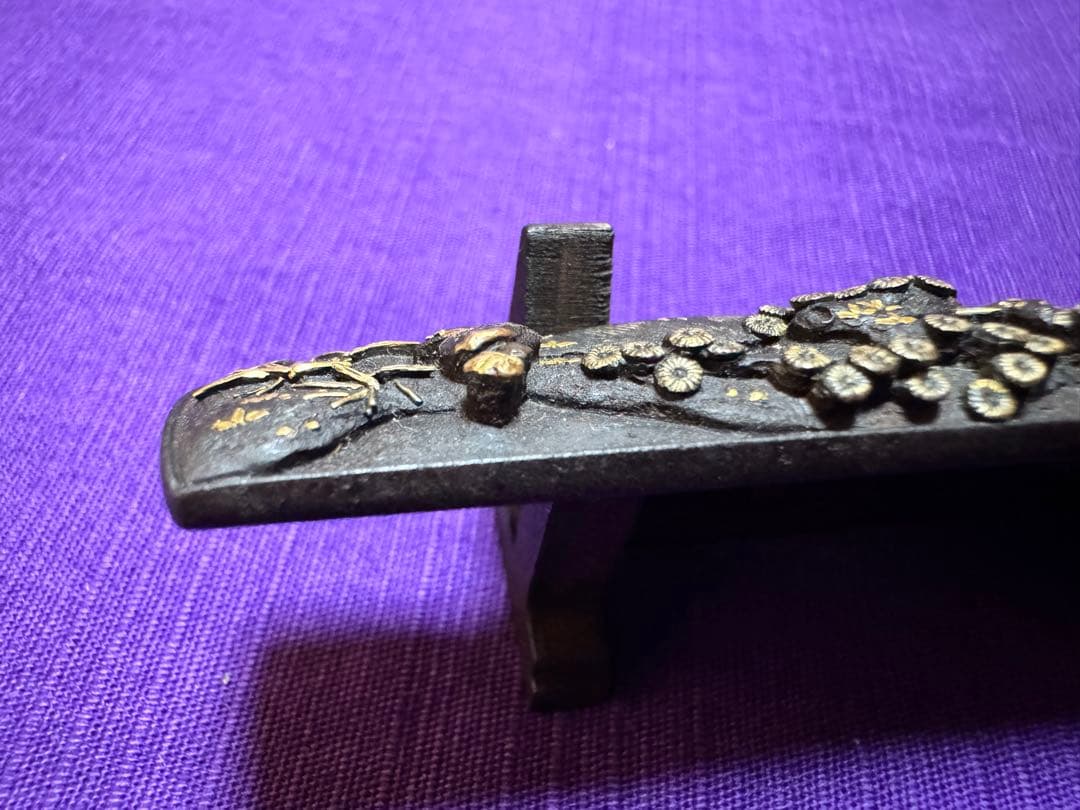 不世出の逸品　三顧礼図　無銘鉄元堂派　小柄　鉄地容彫金銀銅色絵象嵌（目貫笄鍔鐔拵