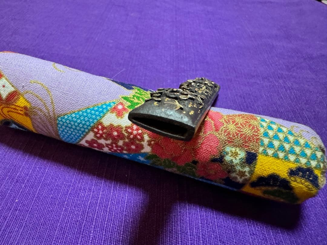 不世出の逸品　三顧礼図　無銘鉄元堂派　小柄　鉄地容彫金銀銅色絵象嵌（目貫笄鍔鐔拵