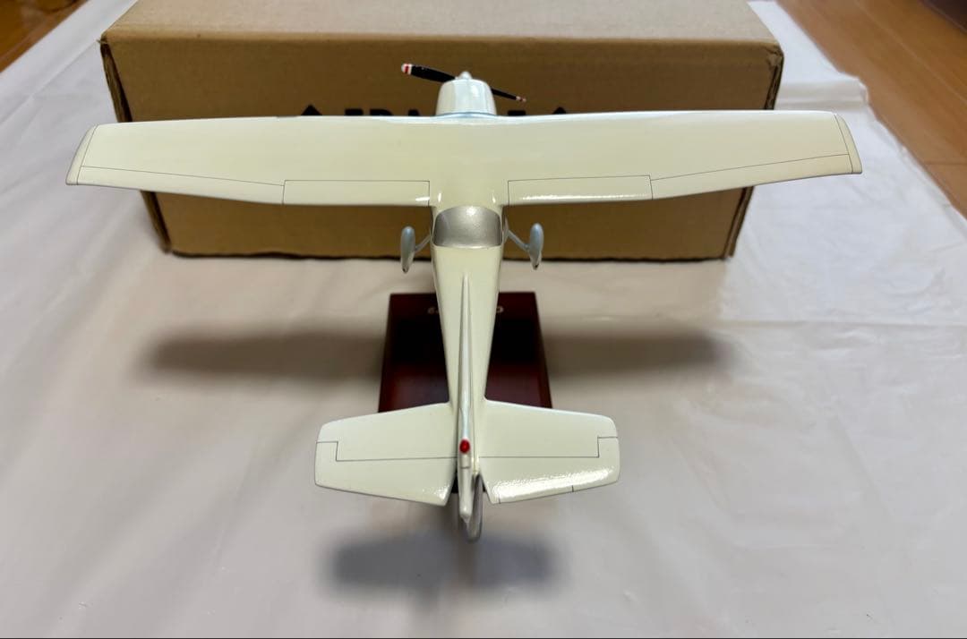Cessna 172 Skyhawk 木製モデル 飛行機模型