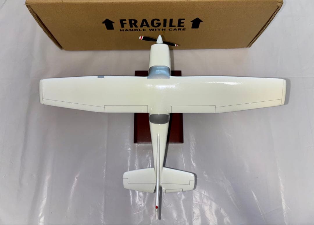 Cessna 172 Skyhawk 木製モデル 飛行機模型