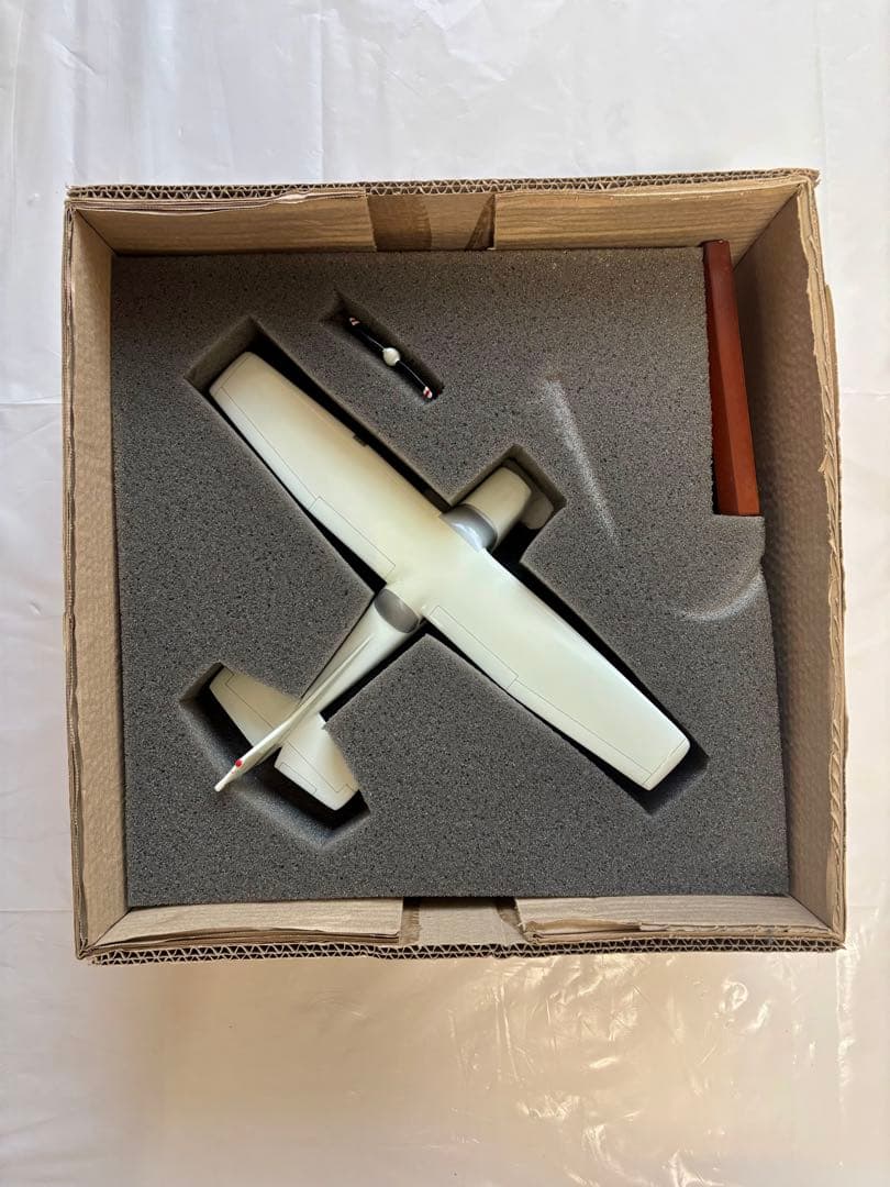 Cessna 172 Skyhawk 木製モデル 飛行機模型