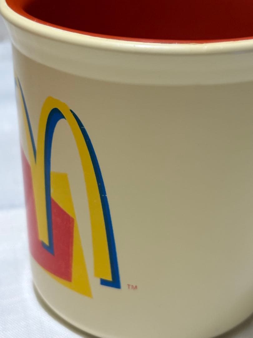 80年代/90年代の、黄色と青のゴールデンアーチロゴが入ったマクドナルド