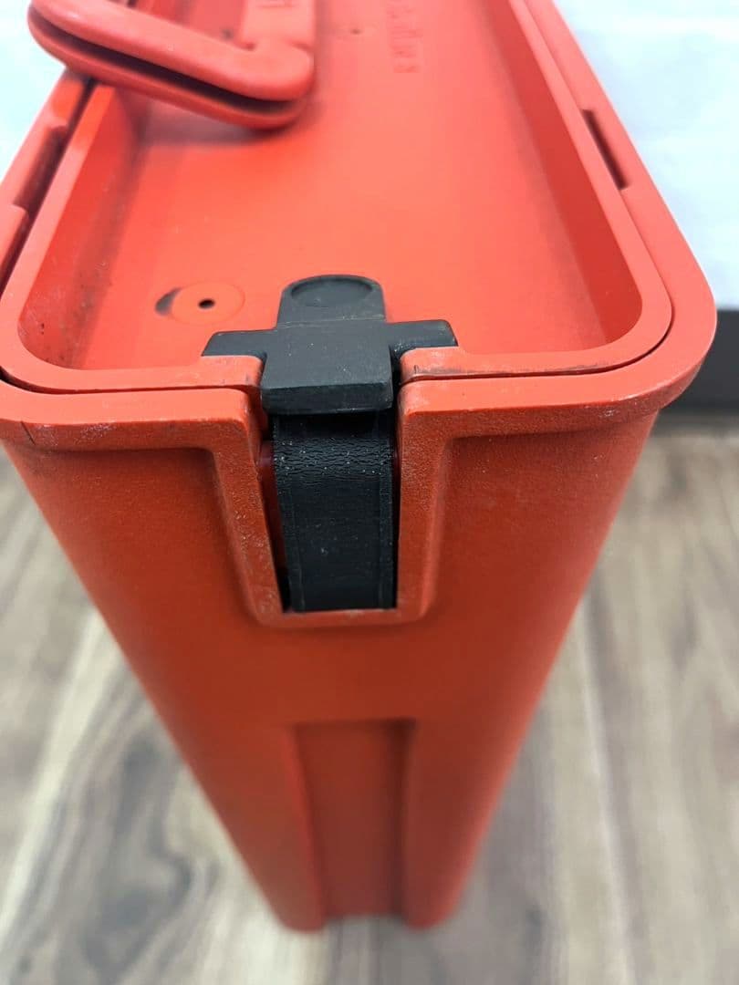 オリベッティ タイプライター 　赤いバケツ　A2