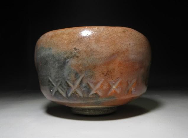 楽吉左衛門六代 左入 赤茶碗／楽吉左衛門九代 了入 書付在り／共箱 仕覆付き