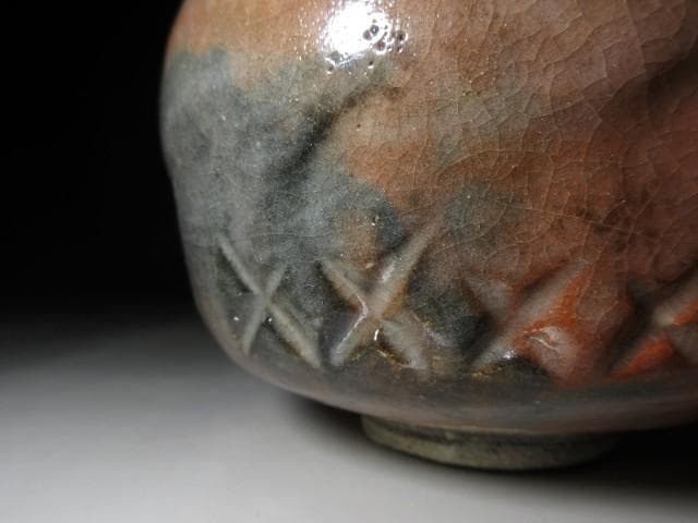 楽吉左衛門六代 左入 赤茶碗／楽吉左衛門九代 了入 書付在り／共箱 仕覆付き