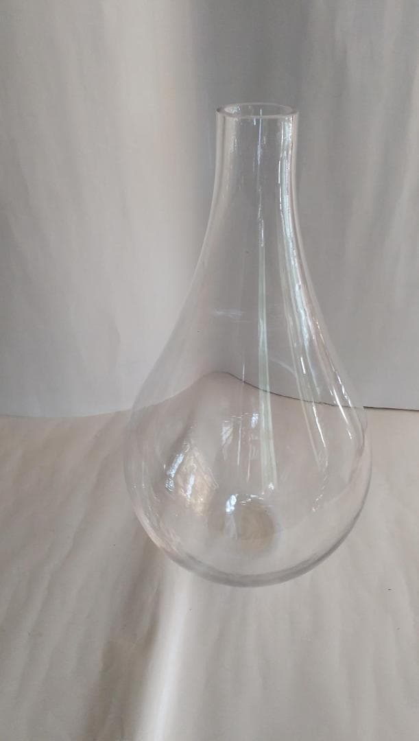 ユニーク な形状のガラス製 花瓶 花器 サンドアート ①です。