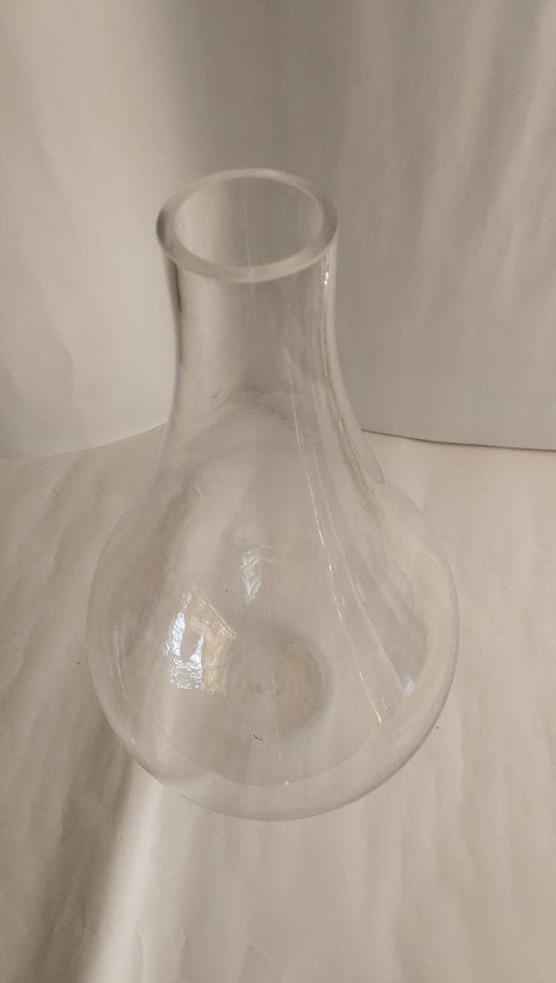 ユニーク な形状のガラス製 花瓶 花器 サンドアート ①です。