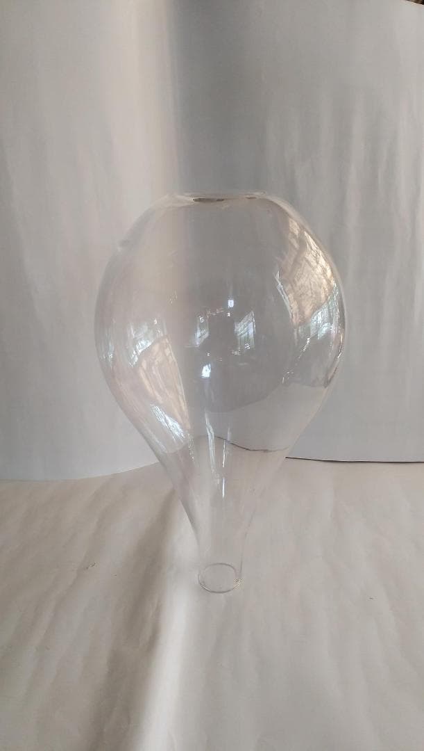 ユニーク な形状のガラス製 花瓶 花器 サンドアート ①です。