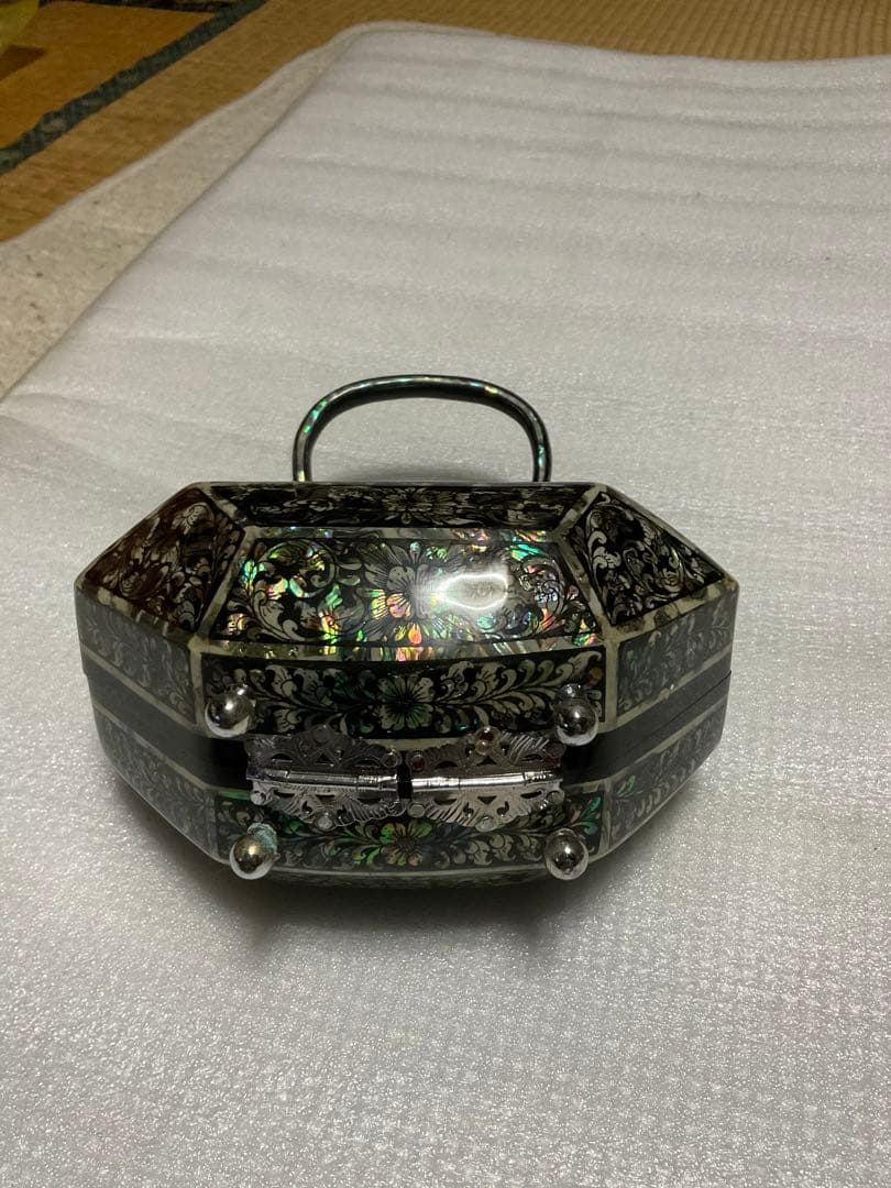 中国製／螺鈿バッグ。中古品。【ちょっとしたお出かけなどに　ファッションバッグ】。