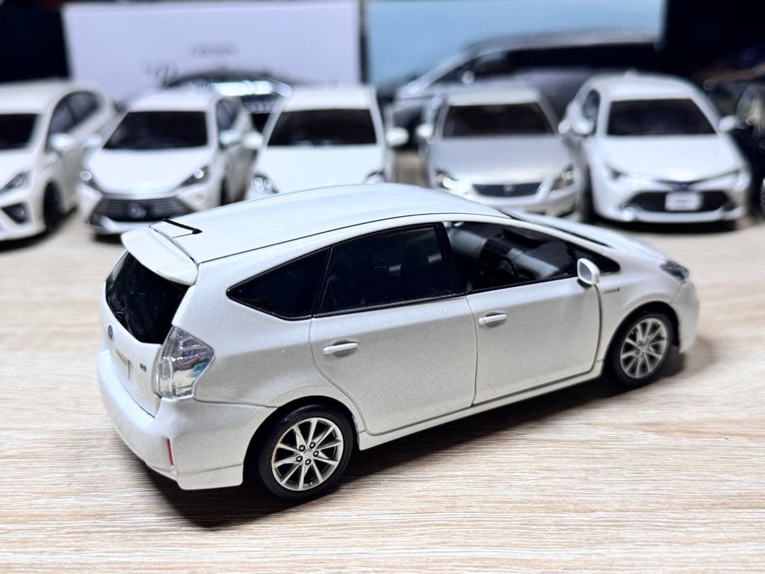 トヨタ カラーサンプル ミニカー 1/30 プリウスα ホワイトパール