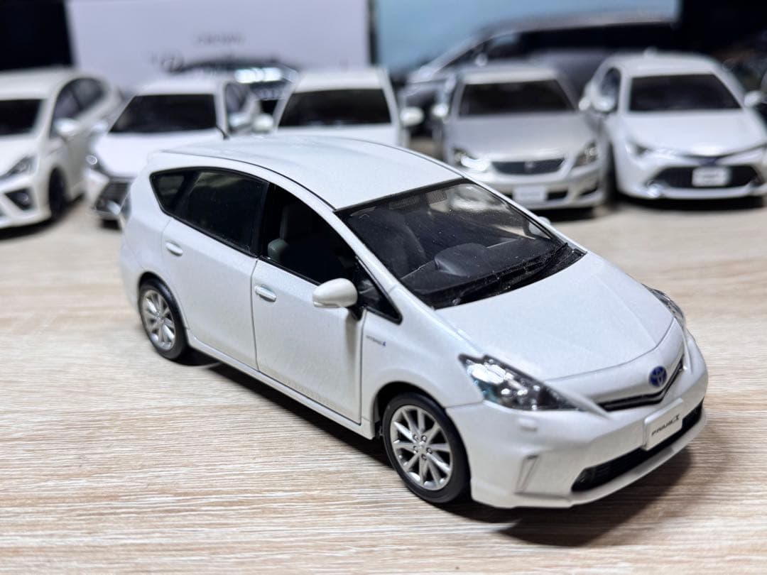 トヨタ カラーサンプル ミニカー 1/30 プリウスα ホワイトパール