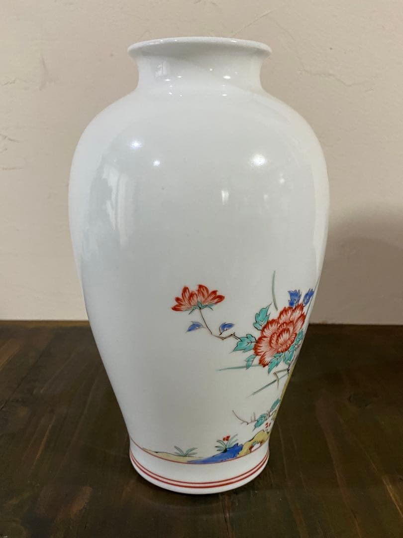 13代柿右衛門　錦　岩牡丹文　花瓶