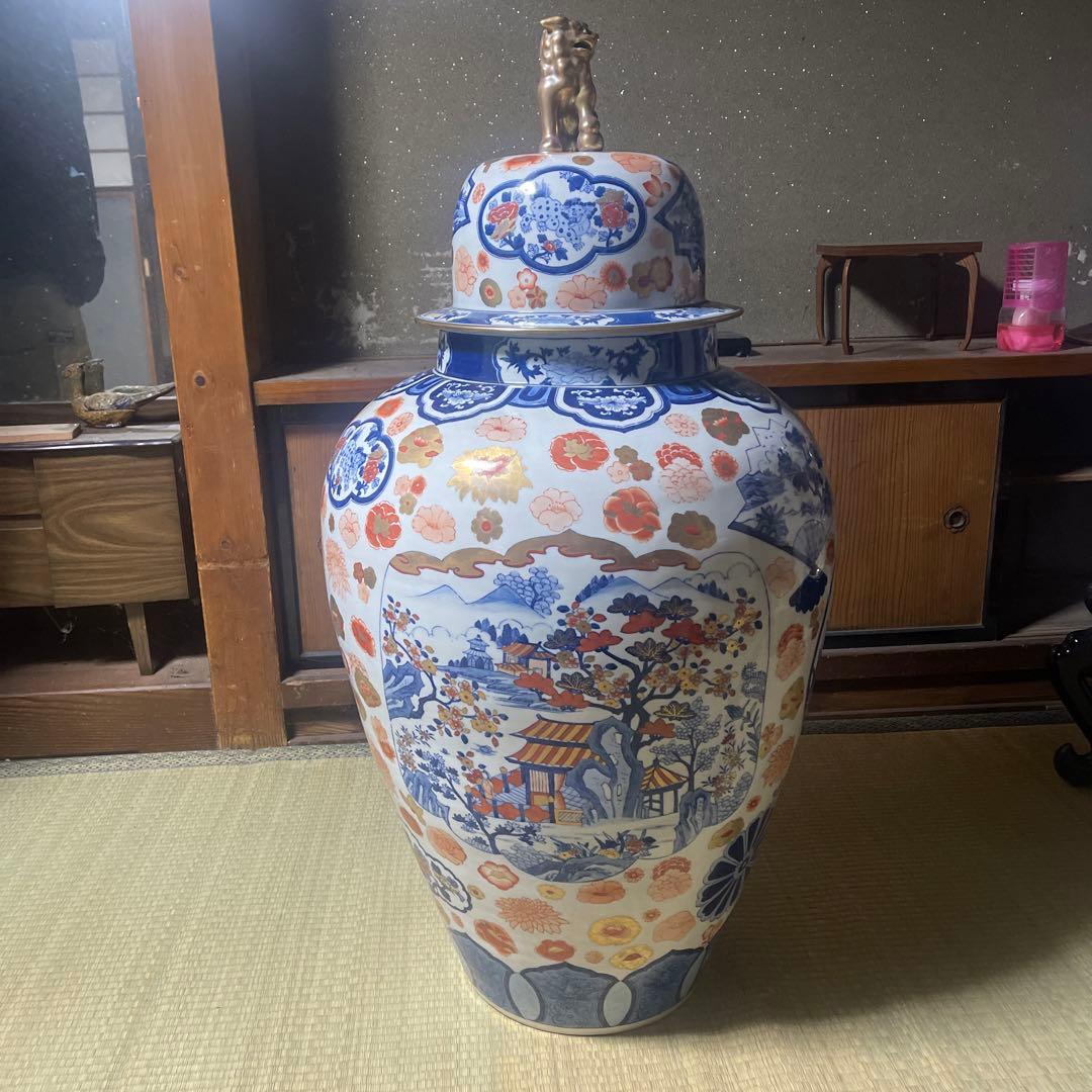 伝統的な日本の陶器 壺 獅子の蓋付き