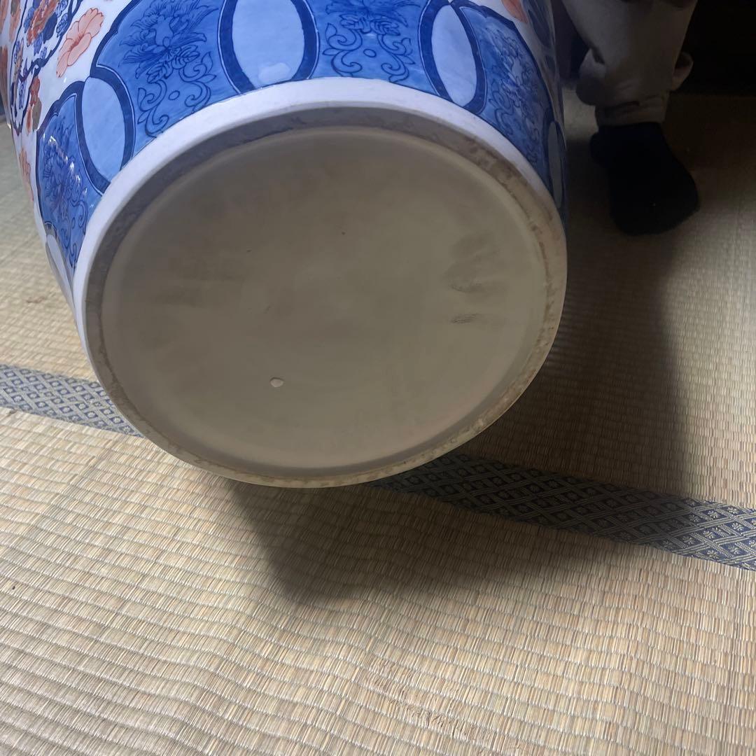 伝統的な日本の陶器 壺 獅子の蓋付き