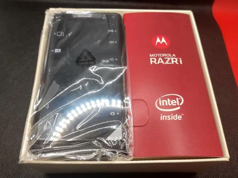 超激レア 絶版名機 新品未使用 Motorola RAZR i シムフリー