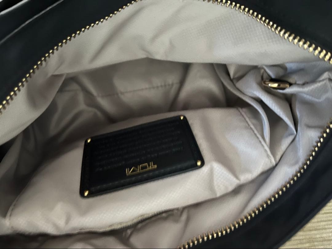 TUMI ブラック ショルダーバッグ 中型