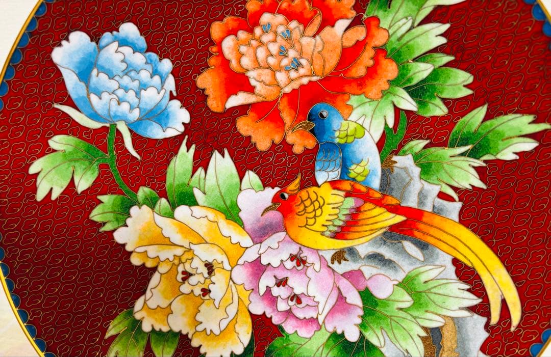 金属装飾の赤い花と鳥の皿