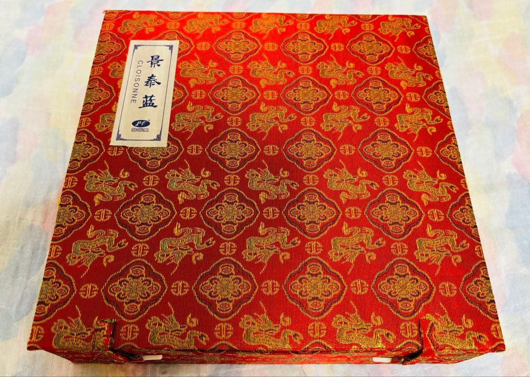 金属装飾の赤い花と鳥の皿