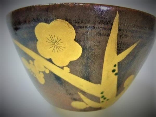 黒色金色花柄茶碗 木箱付き膳所焼 陽炎園「岩崎新定」造 金彩 梅
