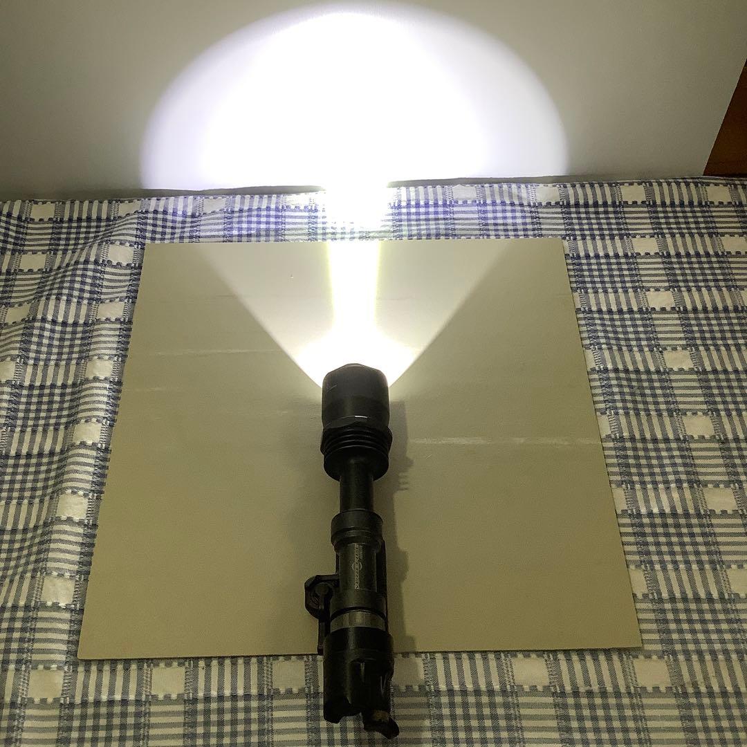 SUREFIRE製 旧型のM962 カスタムLED バルブ付き