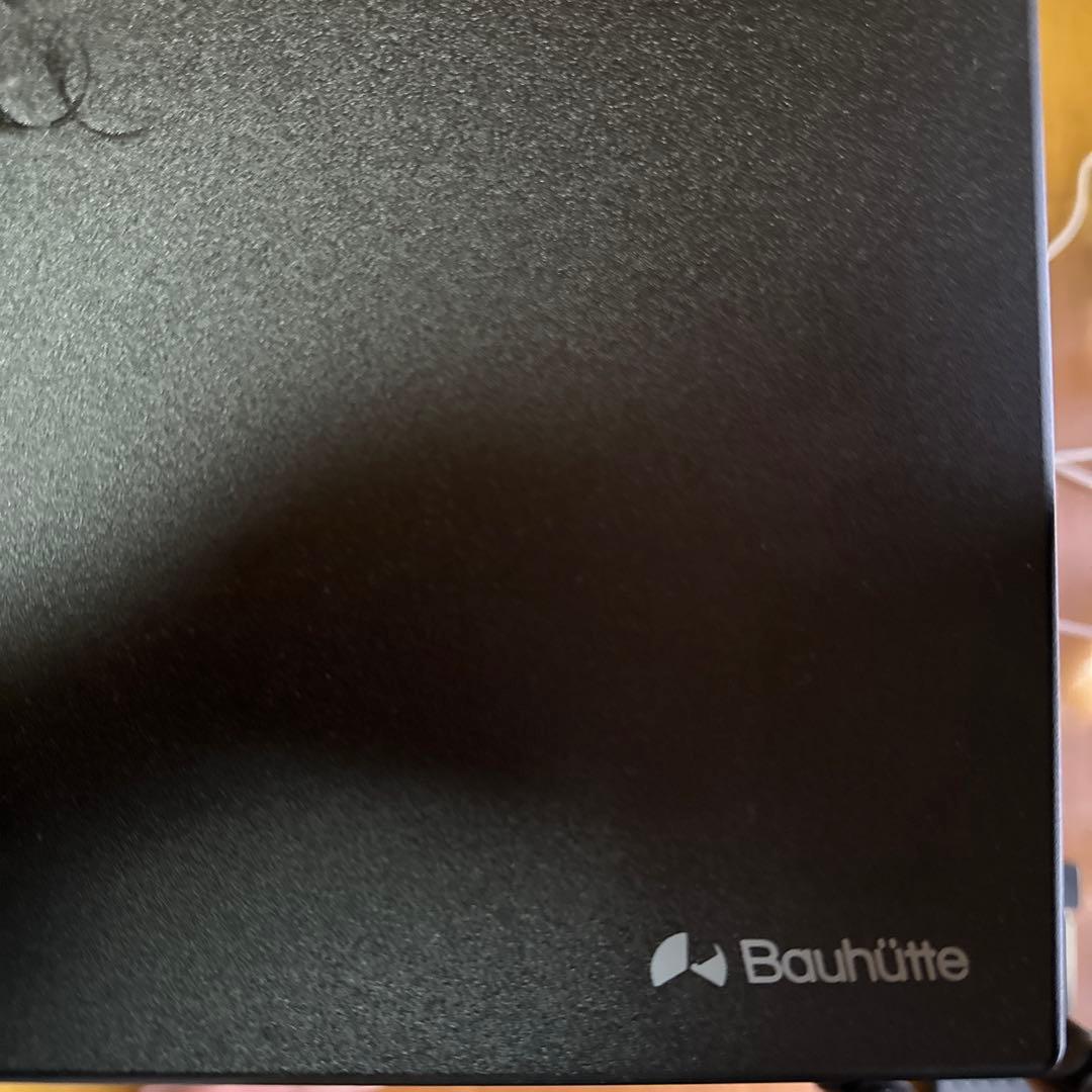 バウヒュッテ　モニターテーブル