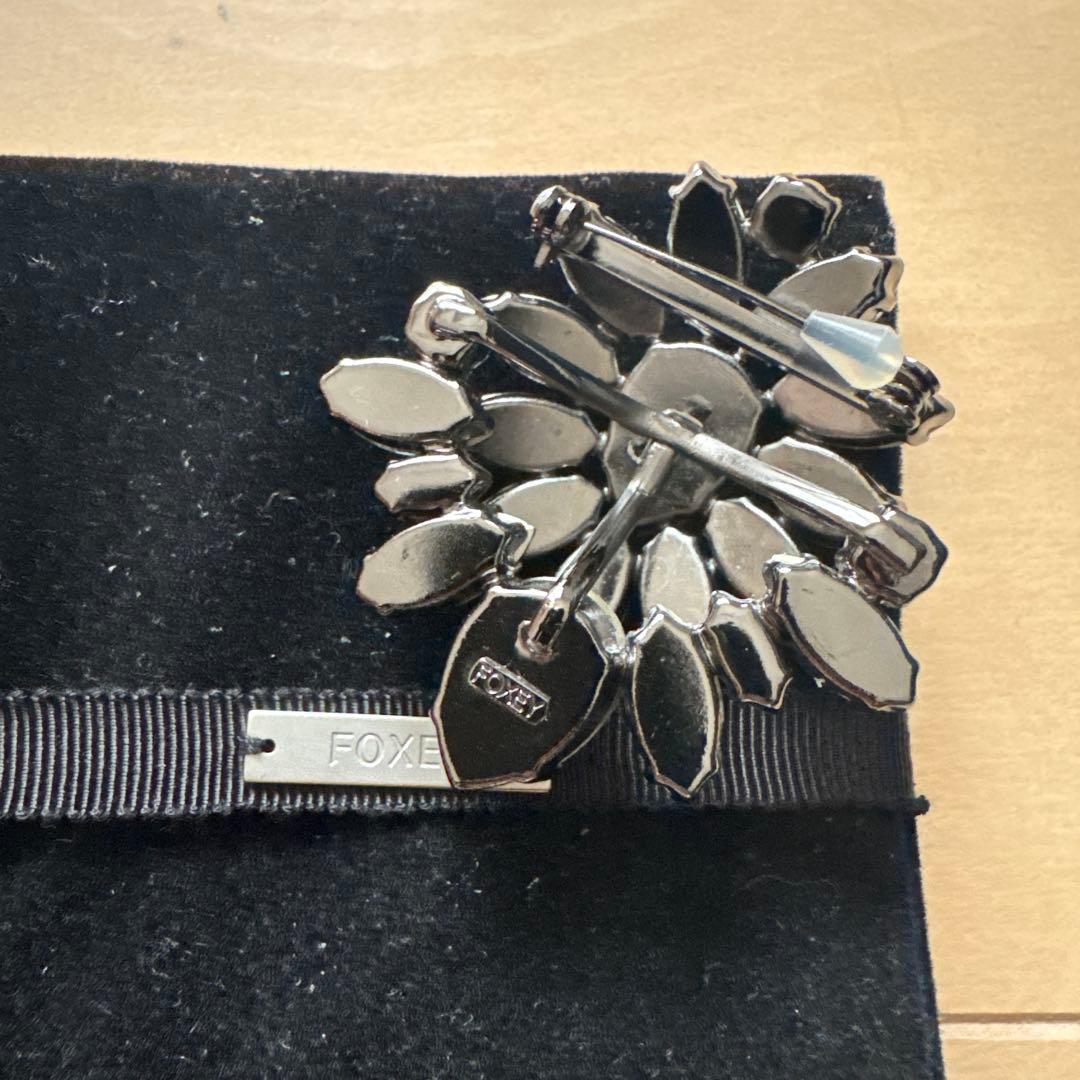 FOXEY フラワー・リーフモチーフ ブローチ