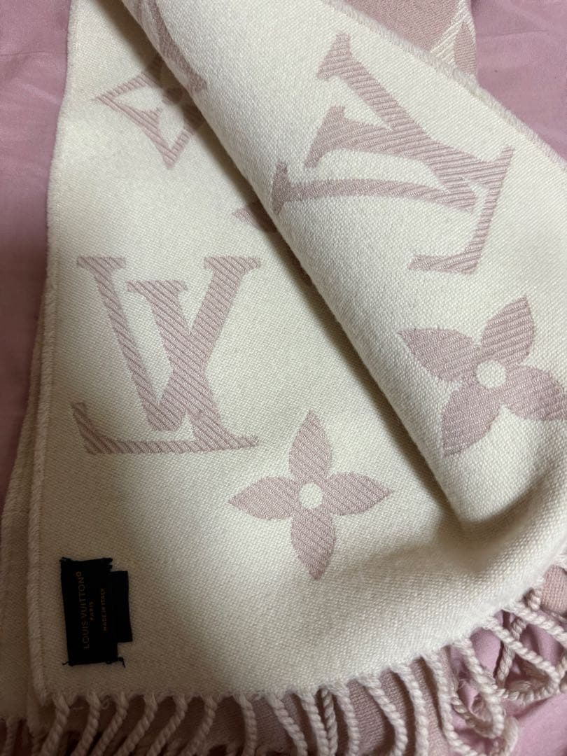 Louis Vuitton ピンク マフラー ロゴ入り