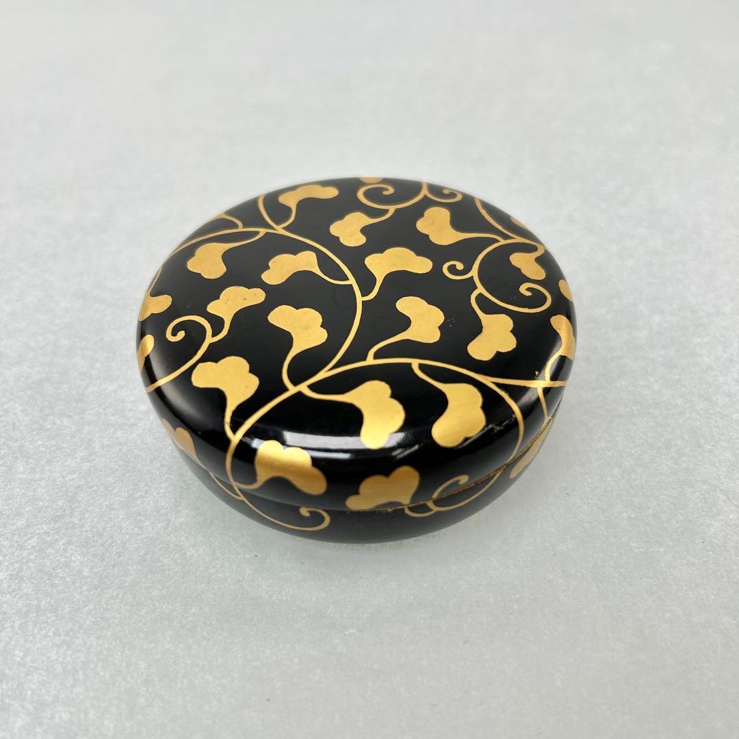 A066茶道具　黒漆塗　金彩蒔絵　草文　香合　時代箱付