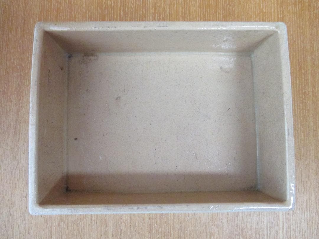 陶器製箱　菊の御紋　印銘あり　102