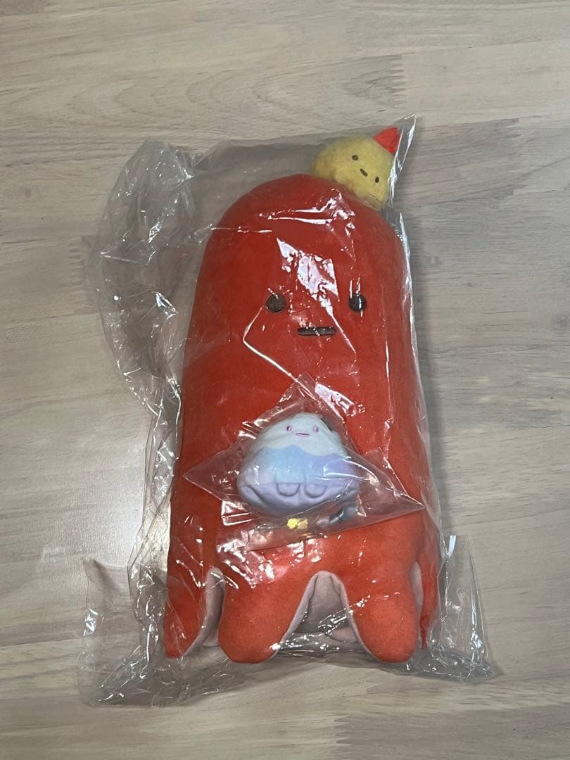 赤いタコのぬいぐるみと小キャラクターセット