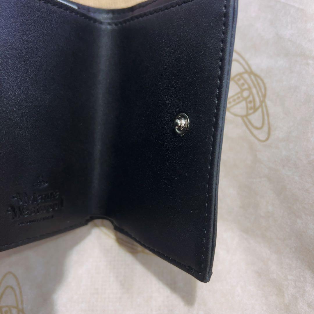 Vivienne W estwoodブラック三つ折り財布 エンボスデザイン