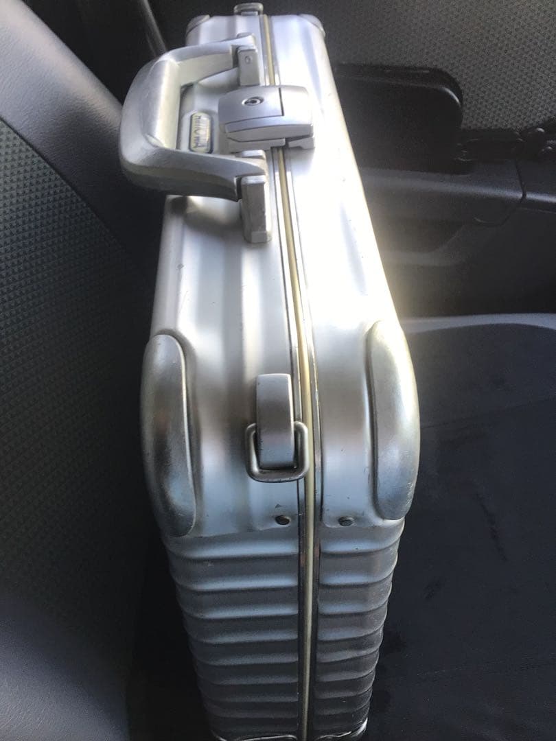 RIMOWA 廃盤　アルミビジネスケースの商品です。