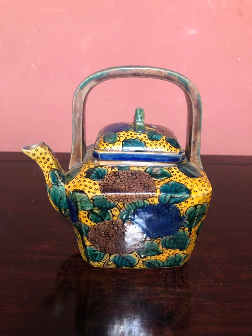 蔵にあった稀少な青手古九谷の水注