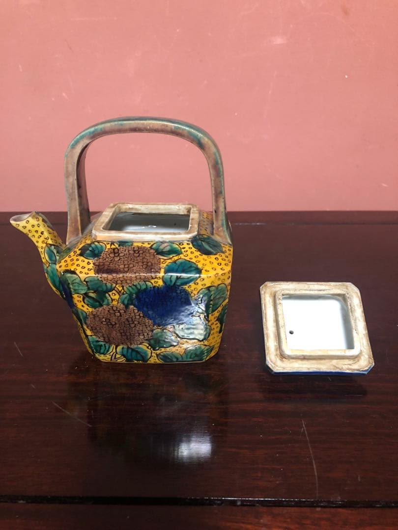 蔵にあった稀少な青手古九谷の水注