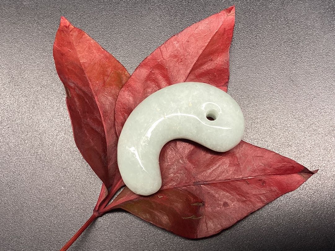 本物の氷*アイスジェード 糸魚川翡翠勾玉　人気の平家古墳型 鑑定ソーティング付