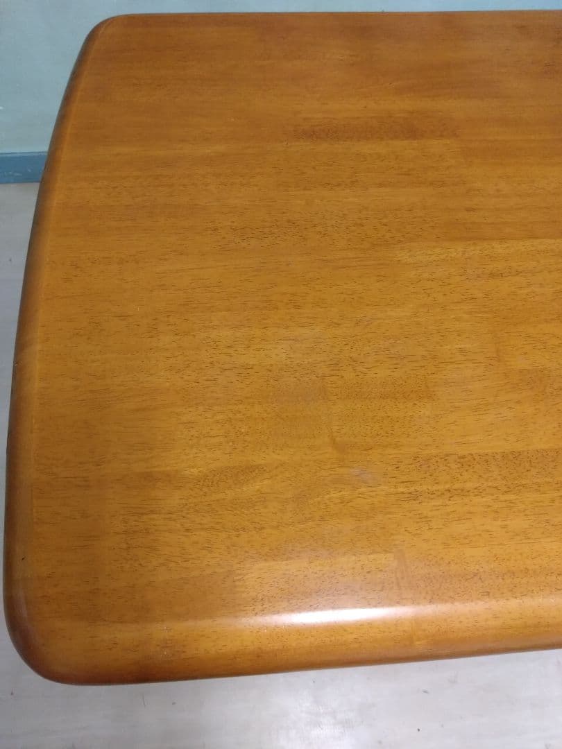 木製　二人用ダイニングテーブル　角が面取りされています　艶有り　引き取り可