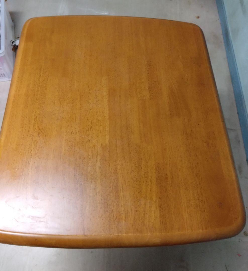木製　二人用ダイニングテーブル　角が面取りされています　艶有り　引き取り可