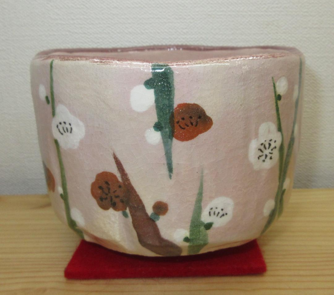 送料込【逢絢亭・新品】茶道具 茶碗 楽焼 槍梅の絵 吉村楽入 共箱入り